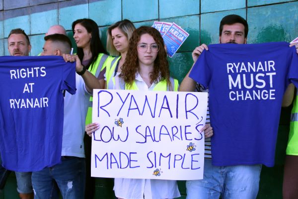 Ryanair workers on strike outside Barcelona airport, June 2022 (by Laura Busquets)