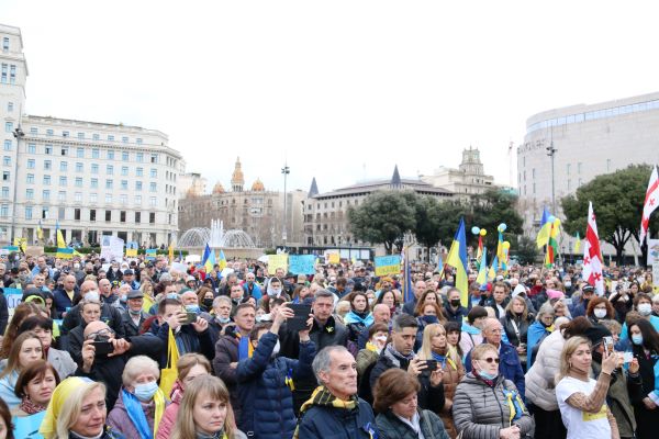 Demonstrators gather in support of Ukraine in Plaça Catalunya, Barcelona, following Russia's invasion (by Sílvia Jardí)