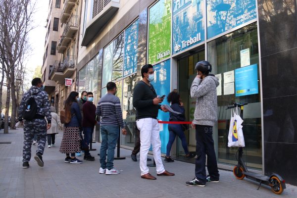 People queue outside an employment office, March 2021 (by Aina Martí)