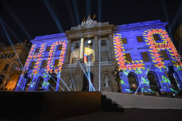 Images of the 1992 Olympics opening ceremony being screened onto the Barcelona city hall, on July 21, 2022 (by Barcelona local council)