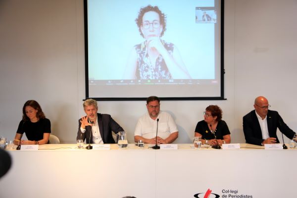 Formerly jailed Catalan independence leaders Oriol Junqueras, Dolors Bassa, and Raül Romeva sit at a press conference with representatives of their legal team (by Laura Fíguls) 