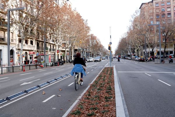 A woman cycles a bike on Parallel Avenue in Barcelona (by Laura Fíguls)