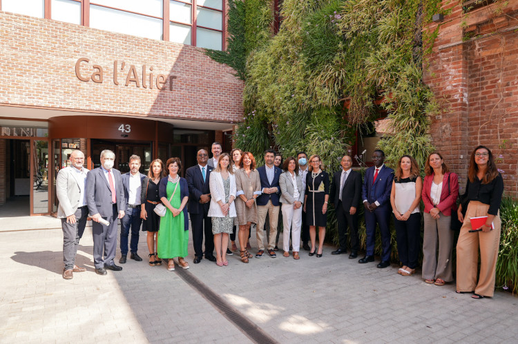 Ca l'Alier building, site of the UN's Giga project, and several authorities, on July 18, 2022 (by Barcelona local council)