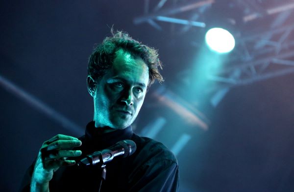 Editors singer Tom Smith performing at Cruïlla in 2022 (by Pau Cortina)