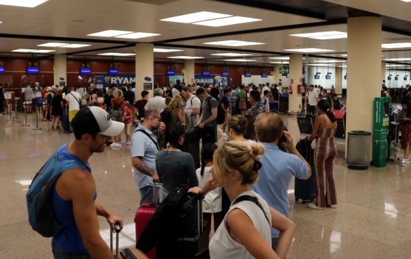 Passengers queue at the Ryanair desk in Barcelona airport (by Àlex Recolons)