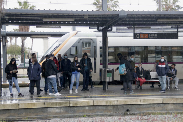  Commuters waiting for the R1 service to be restored at Mataró station (by Jordi Pujolar)