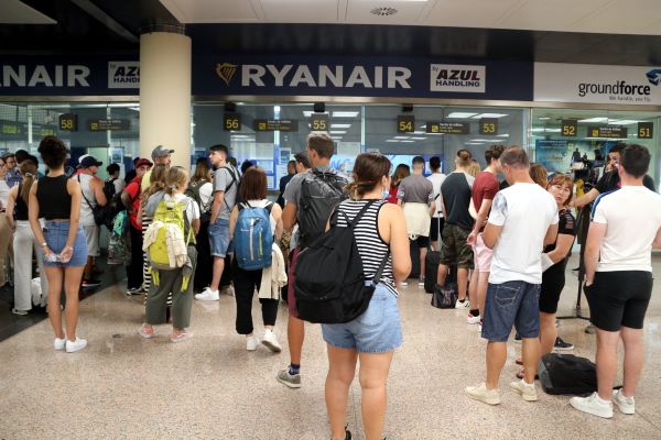 Passengers who have had flights canceled queue at the Ryanair help desk in Barcelona airport (by Àlex Recolons)