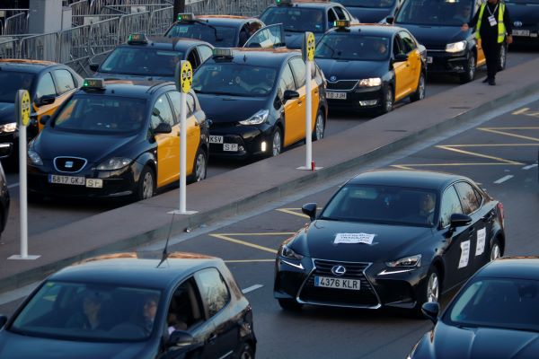 Taxi drivers protest against ride-hailing platforms in Barcelona in December 2019 (by Mar Vila)