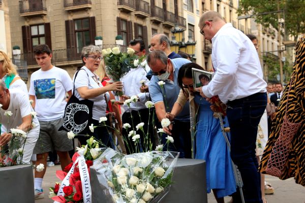 Relatives of one of the fatal victims of the 2017 terror attack lay flowers on La Rambla boulevard (by Laura Fíguls/Pau Cortina)