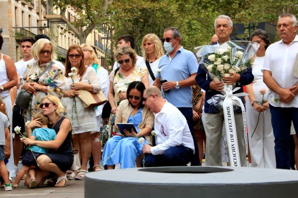 Victims and family members of the 2017 terror attack victims photographed during the official commemorative act, August 17, 2022 (by Laura Fíguls)