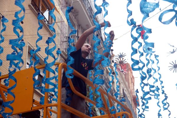 Neighbors of the Barcelona area of Sants work on putting up decorations for the 2022 'festa major' (by Pere Francesch/Pau Cortina)