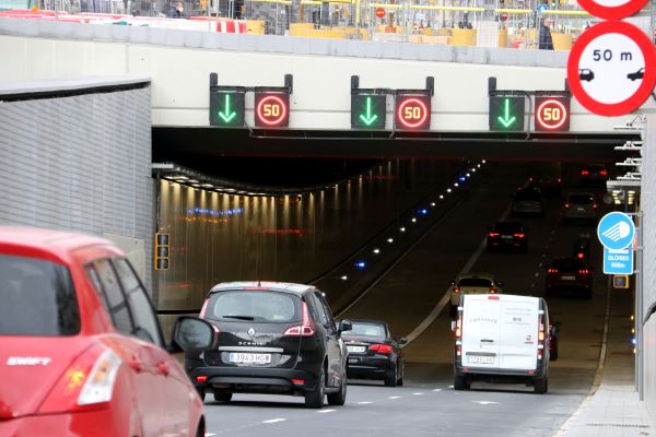 Cars enter the Glòries tunnel after its initial opening in one direction in April 2022 (by Maria Belmez)