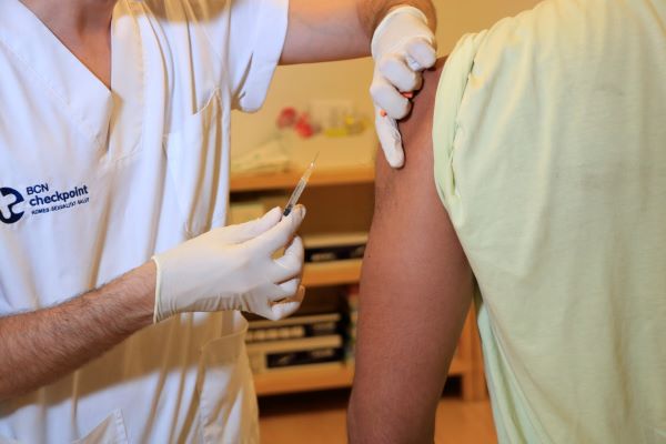 A medical professional administers a monkeypox vaccine in Barcelona (by Laura Fíguls)