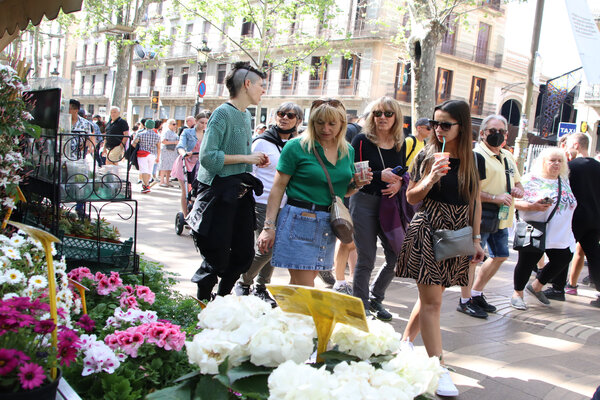 Tourists promenade down La Rambla, in the heart of Barcelona (by Carola López)