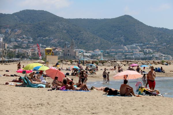 People enjoying the beach in Sitges, around an hour south of Barcelona (by Gemma Sánchez)