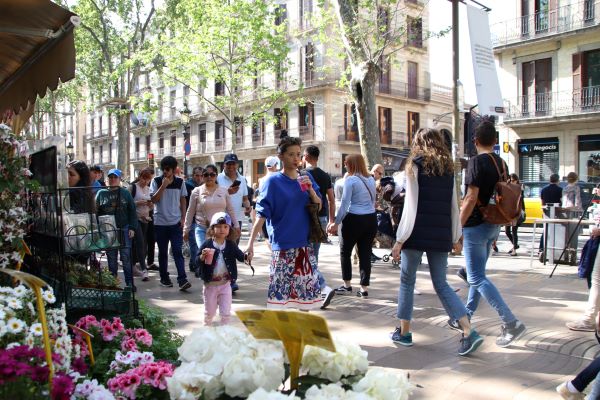 Tourists promenade down La Rambla, in the heart of Barcelona (by Carola López)