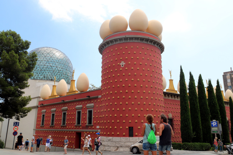 The main façade of Dalí museum in Figueres, in July 2017 (by Marina López)