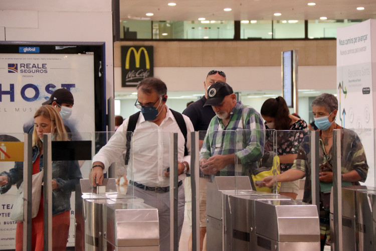 Passengers validating their passes in a Barcelona train station on September 1, 2022 (by Maria Asmarat)