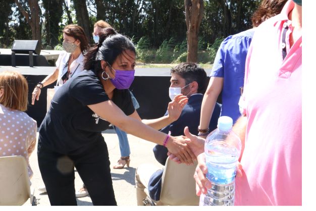 Former CUP MP Anna Gabriel greets people at an Òmnium Cultural event (by Gemma Tubert)