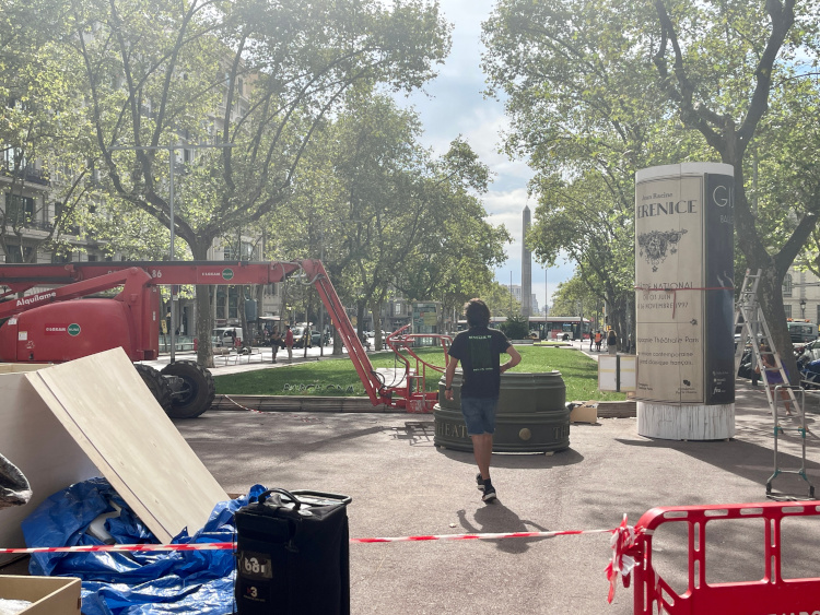 Workers removing 'The Crown' setting in Barcelona's Jardinets de Gràcia boulevard, on September 9, 2022 (by Cristina Tomàs White)