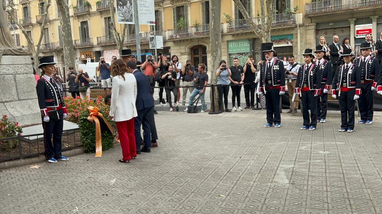 President Aragonès and other government members during the floral tribute for Rafael Casanova on Catalan National Day 2022 (by Guifré Jordan)
