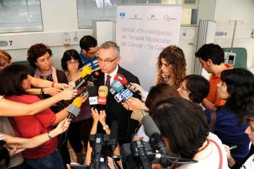 Josep Baselga attenting media in 2010 at the Vall d'Hebron Institute of Oncology (by VHIO)