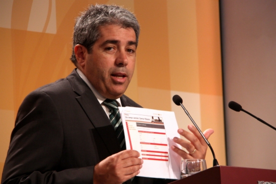 Francesc Homs showing the endorsement list made by the previous Catalan Government chaired by the PSC (by R. Garrido)