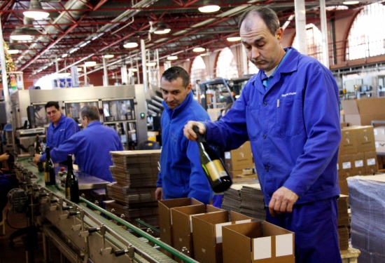 Freixenet workers packing cava bottles (by ACN)