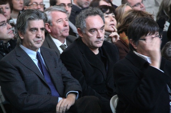 Juli Soler (left) next to Ferran Adrià (right) (by T. Tàpia)