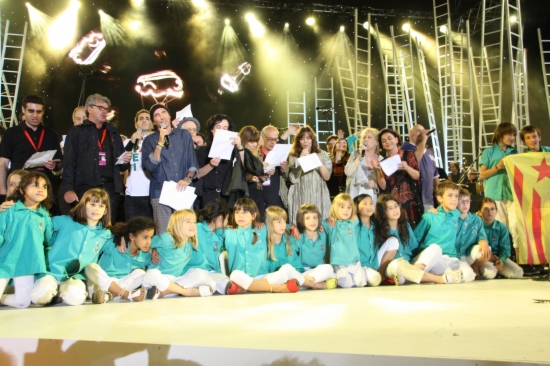 Lluís Llach (centre) singing the concert's last song with other artists and children of the Vilafranca castellers group (by ACN)