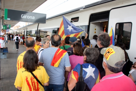 Participants in Barcelona's massive demonstration supporting Catalonia's independence taking a train at Giron (by ACN)