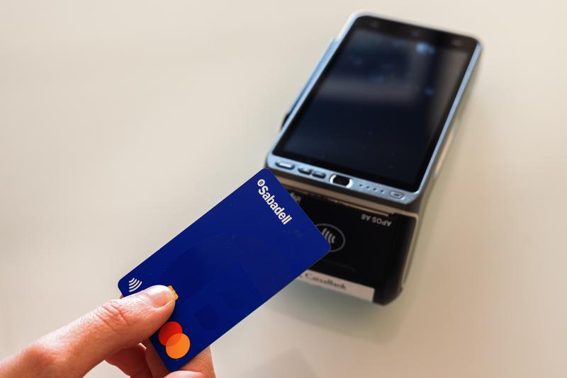 A Banc Sabadell card ready to make a payment