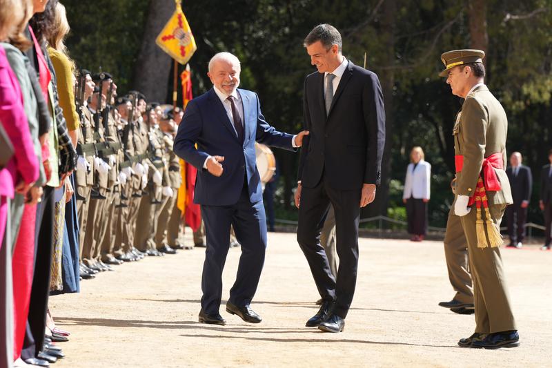 The leaders of Spain and Brazil, Pedro Sanchez and Lula da Silva, in the gardens of Palau de Pedralbes