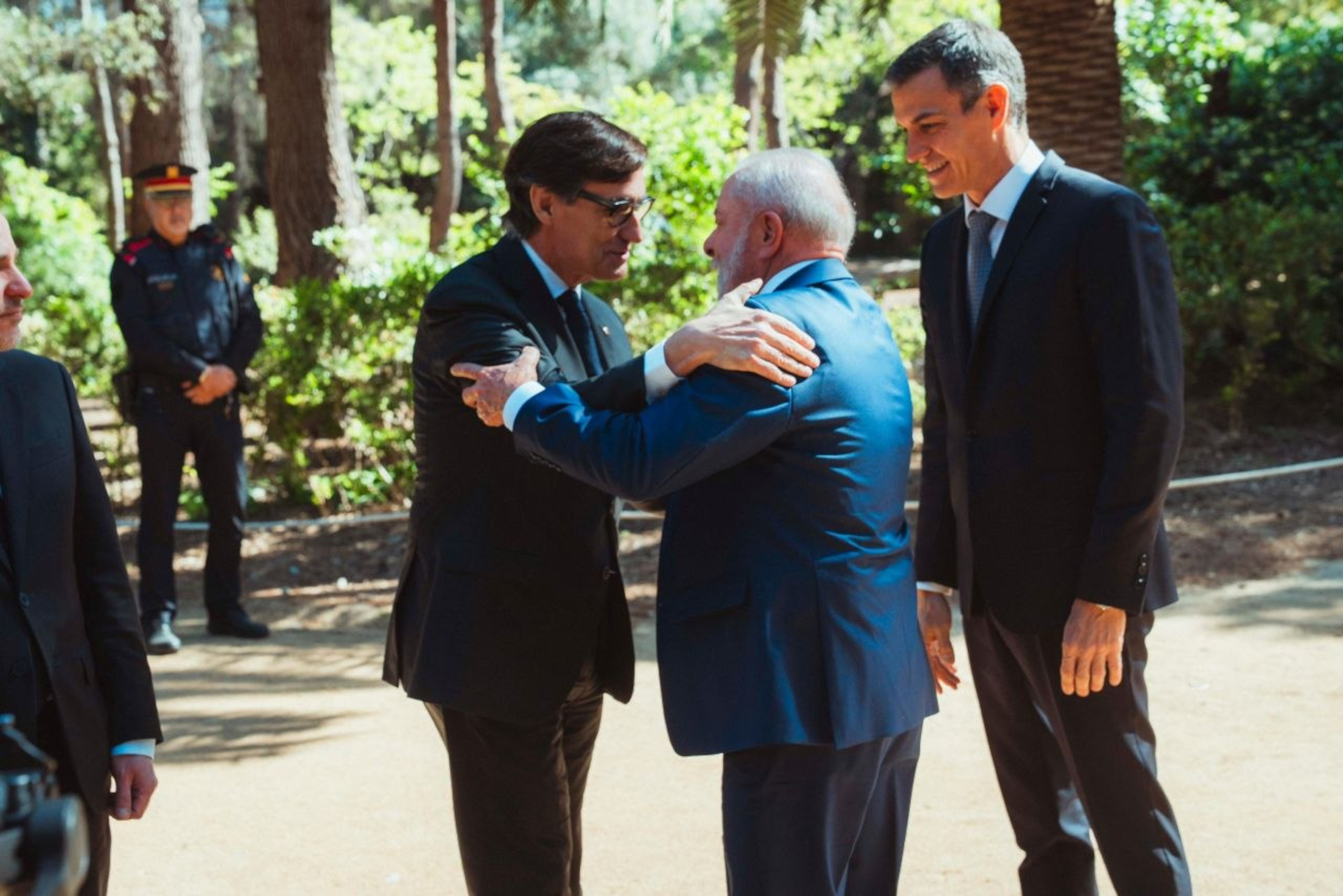 Pedro Sánchez and Lula da Silva welcomed by Catalan president Salvador Illa in the Palau de Pedralbes gardens