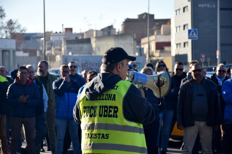 Elite Taxi spokesperson Tito Álvarez speaking to other taxi drivers in Barcelona on January 5, 2023