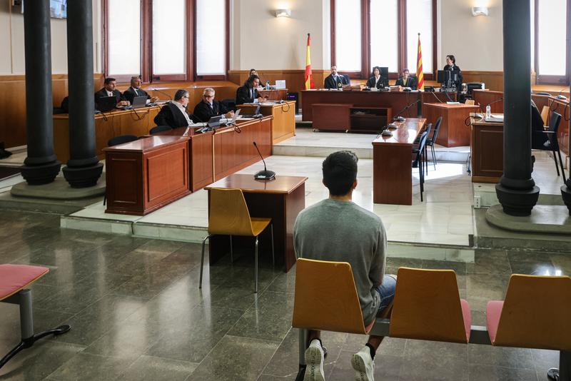 The alleged perpetrator of the rape and trying to murder of a minor in Igualada in 2021, during the first day of trial in Barcelona