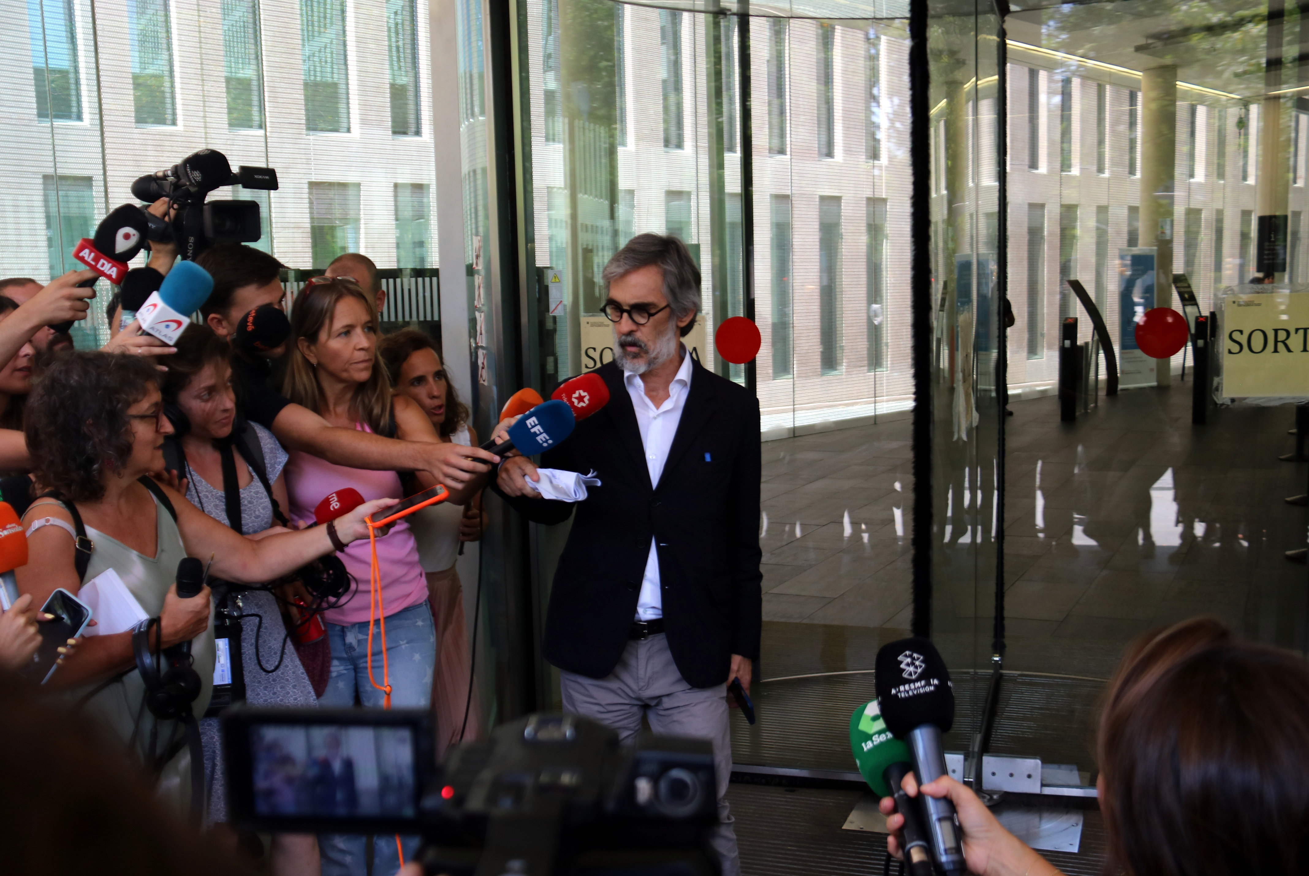 Dani Alves' lawyer Cristóbal Martell exiting Barcelona's Ciutat de la Justícia on August 2, 2023