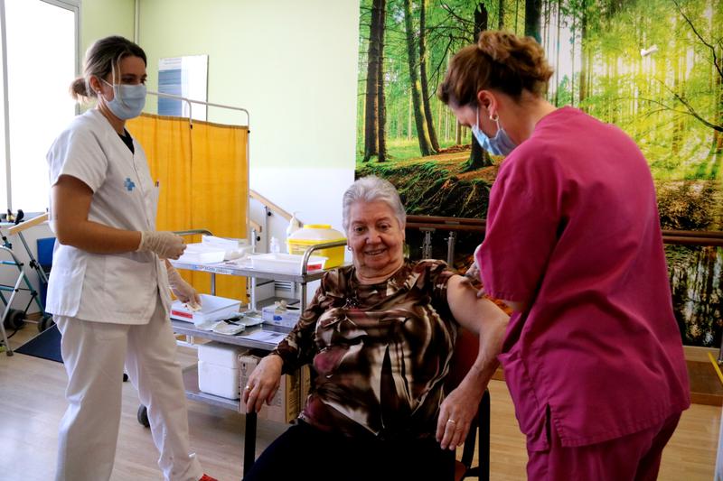 A resident at Sant Miquel Arcàngel care home in Tortosa receives the Covid vaccine