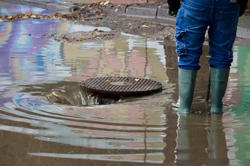 The drainage system is overwhelmed by the rain in Cubelles