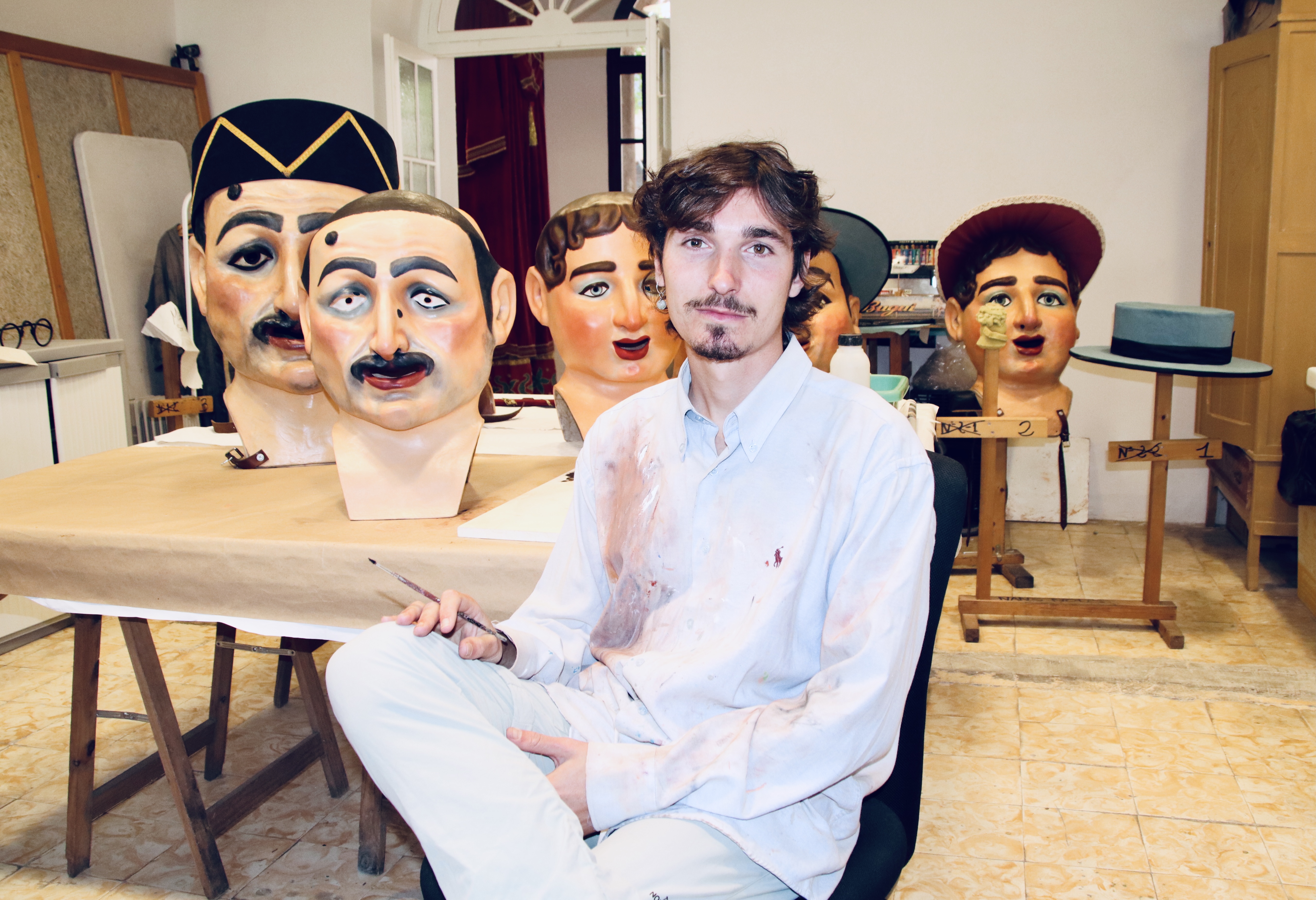 L'artista Pau Reig i els Nans Nous de la Patum infantil en un espai habilitat al Convent de Sant Francesc de Berga