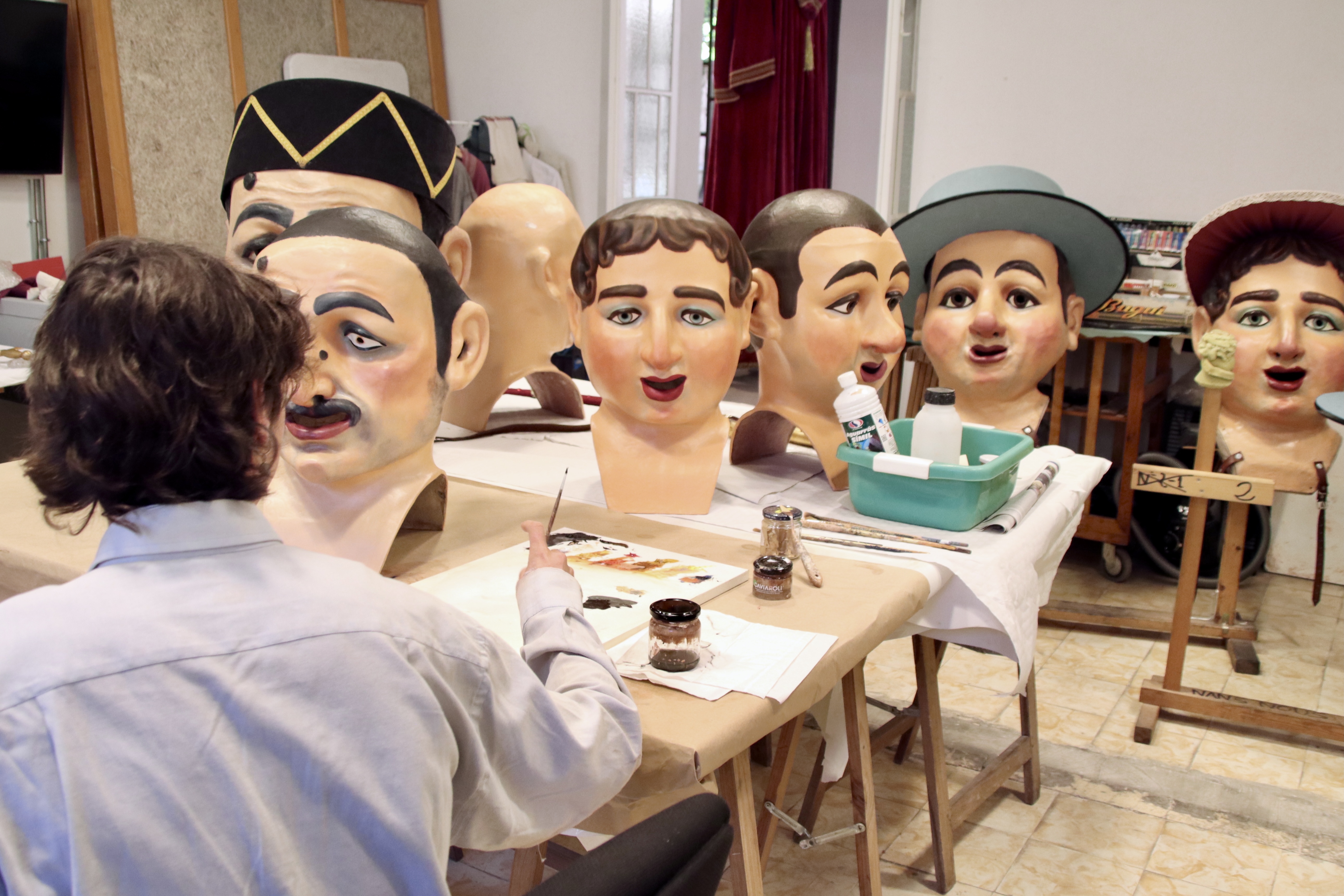 L'artista Pau Reig pinta els Nans Nous de la Patum infantil en un espai habilitat al Convent de Sant Francesc