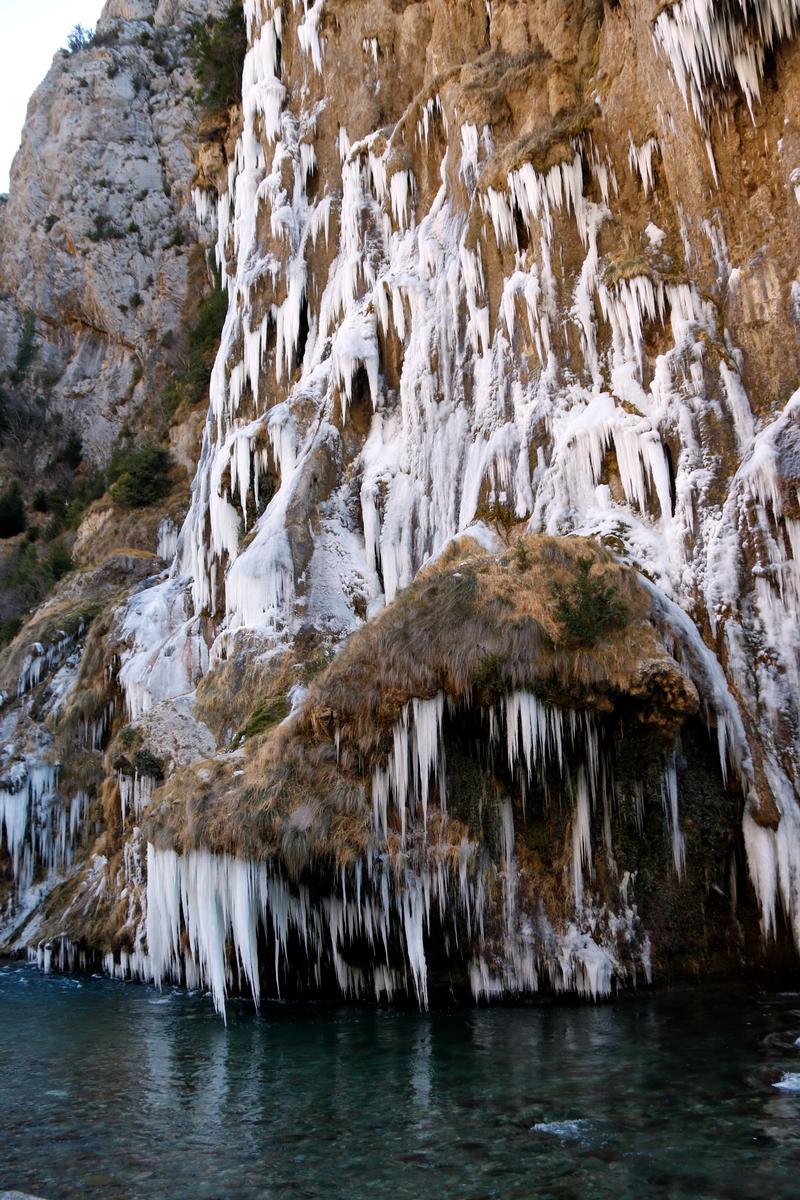 Detail of the part of the Argenteria that touches the Noguera Pallaresa river, well-frozen. Image from January 17, 2022. 