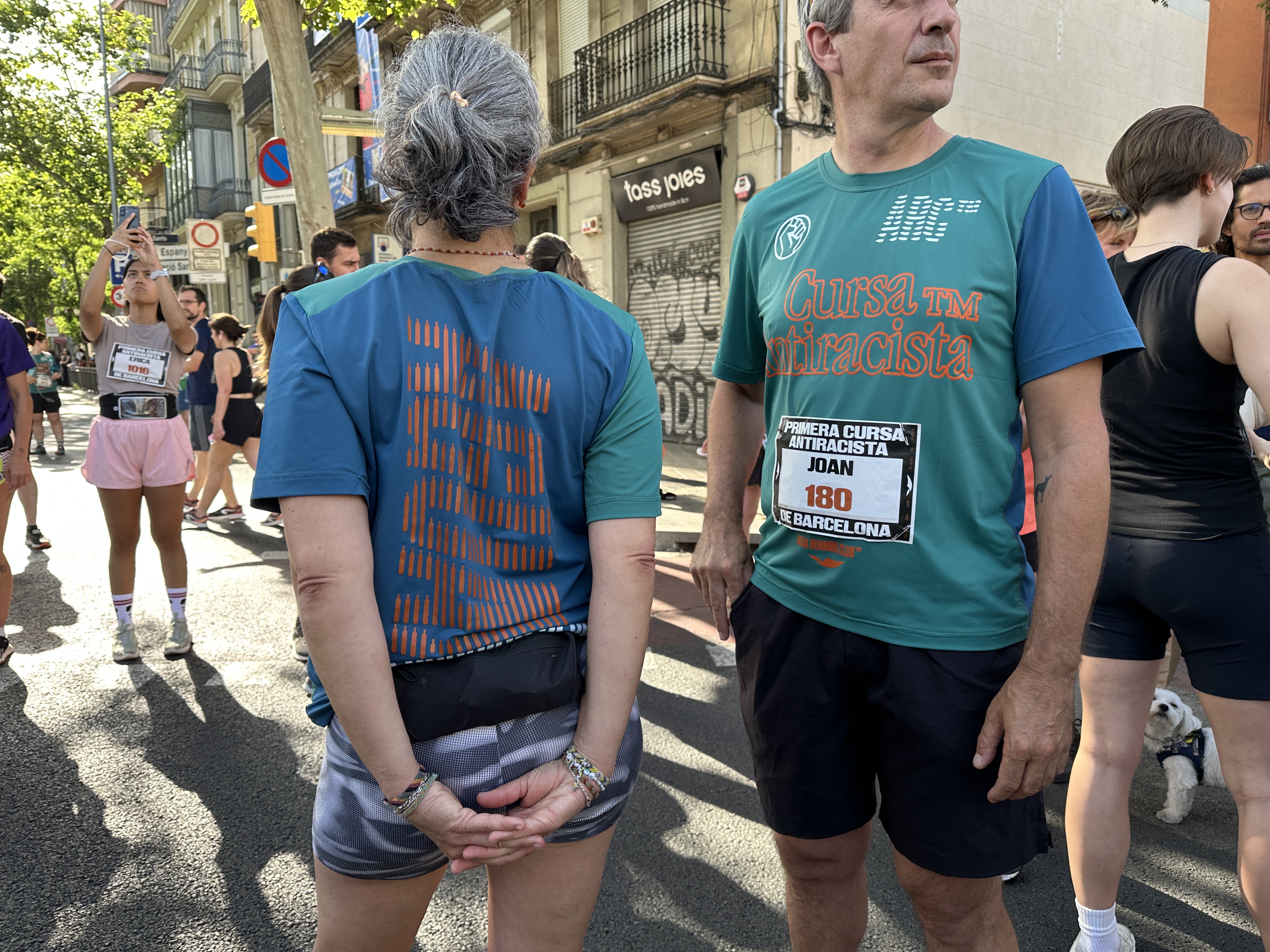 Runners warming up before the race wearing running t-shirts from Top Manta