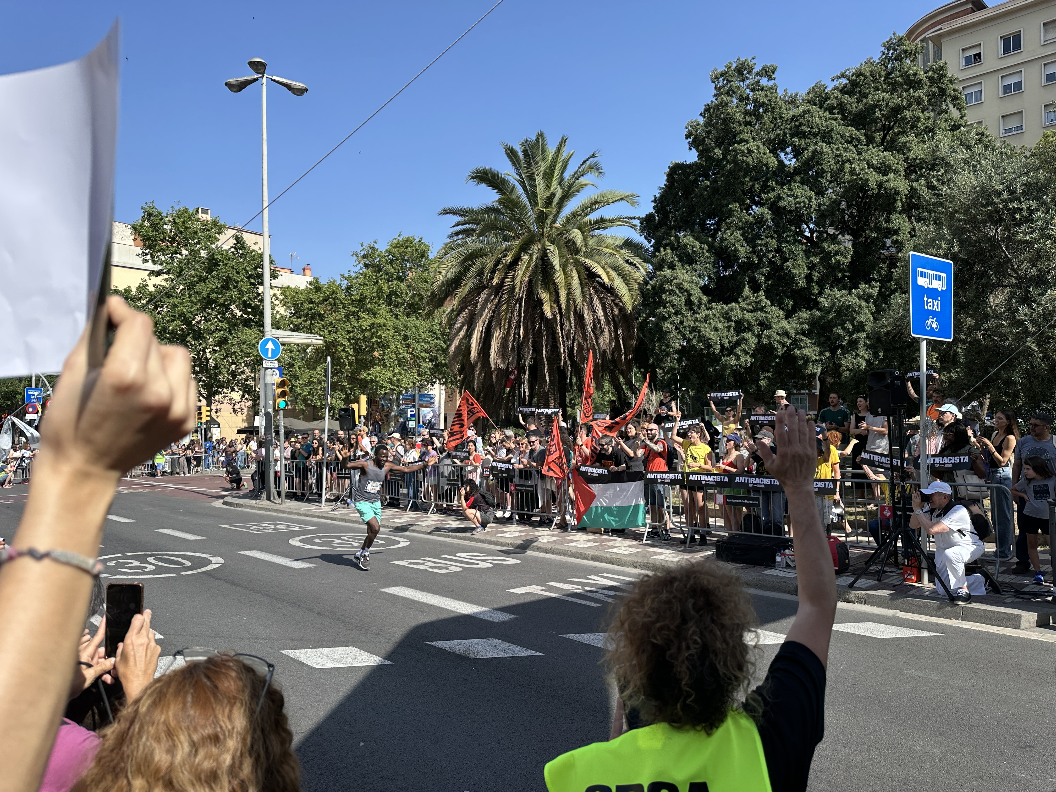 Participant in Top Manta's antiracist run approaching the finish line to cheers from the crowd