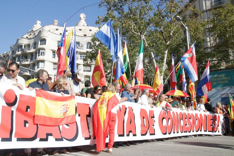 Image of the Spanish national day demonstration in Barcelona with a banner reading 'Enough concessions'