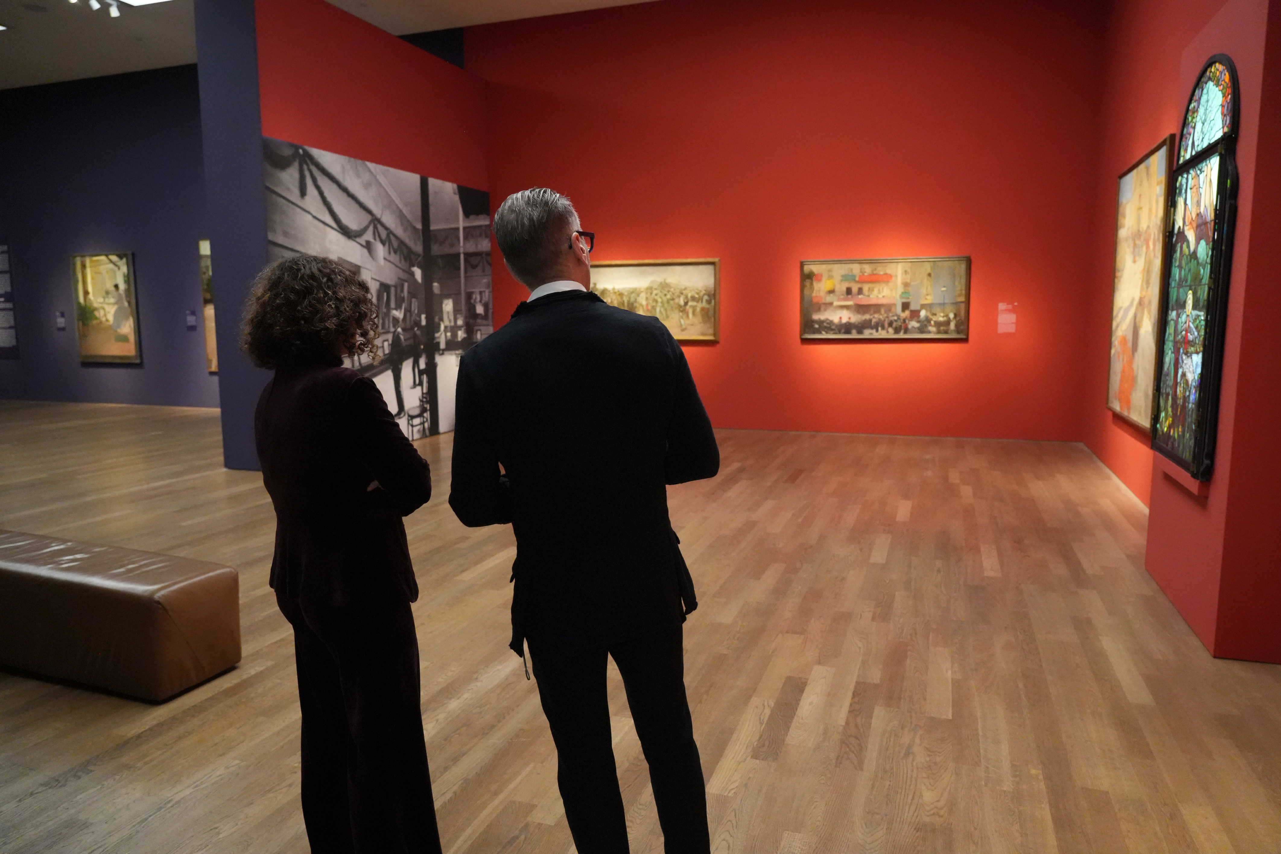 Minister of Culture Sònia Hernández and the director of the Kunsthalle München, Roger Diederen, visiting the exhibition 'Modern Barcelona: From Gaudí to Picasso'