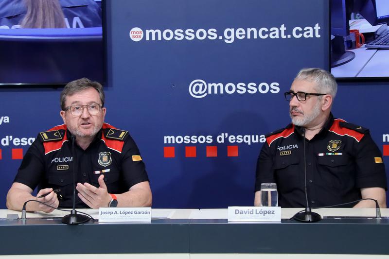 Mossos inspector Josep Antoni López Garzón and corporal David López at a press conference