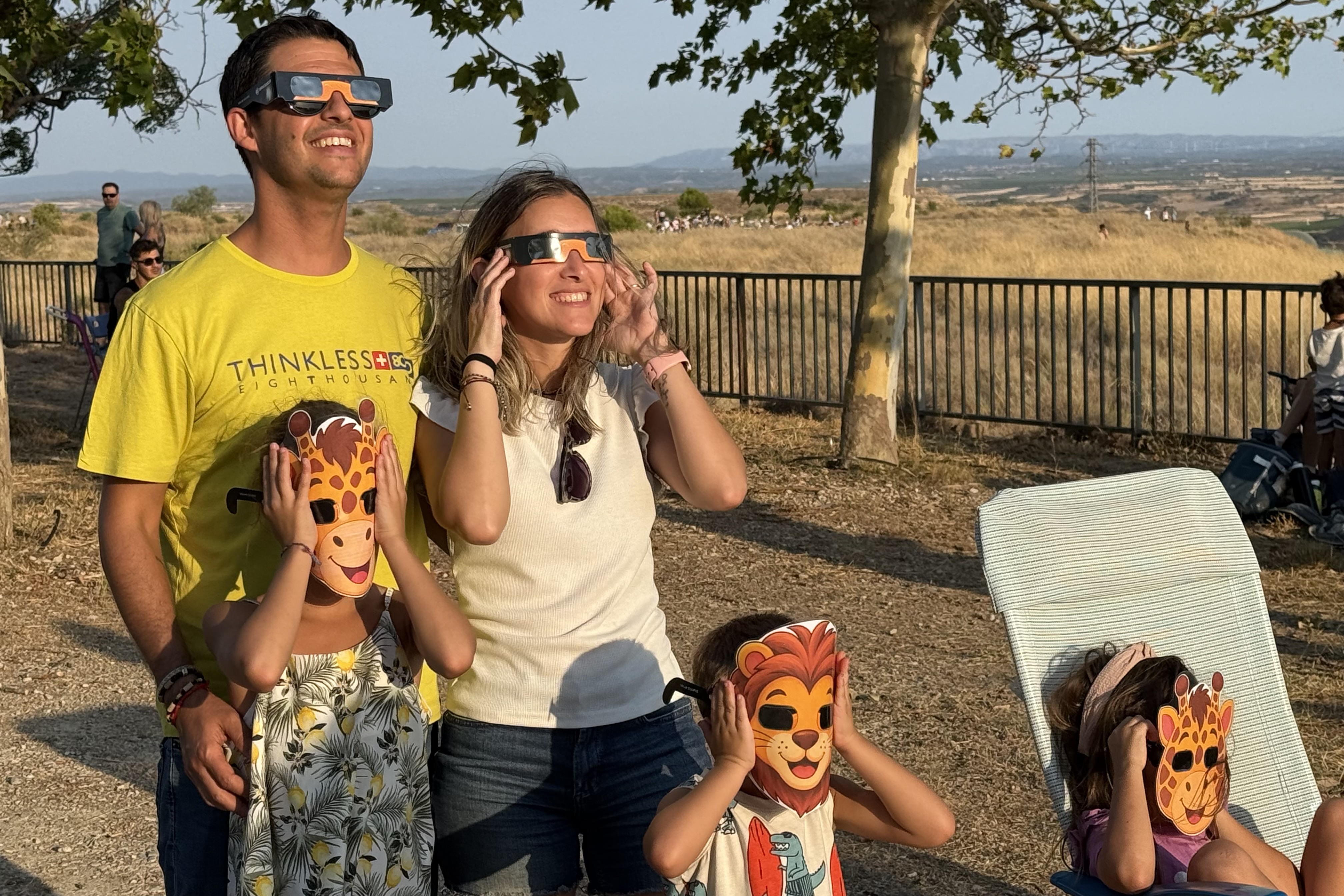 A family looking at the eclipse in Torres de Segre