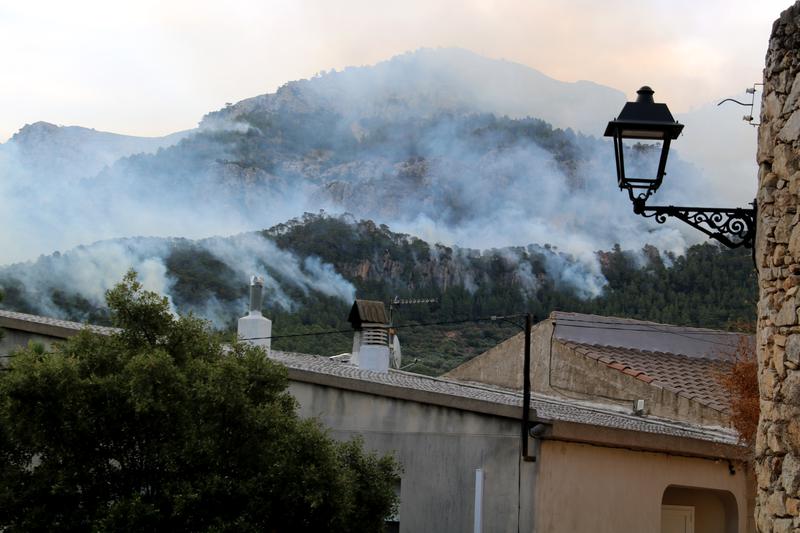 Mountain range near Paüls in southern Catalonia burns due to wildfire