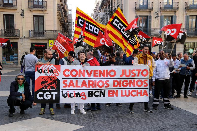 Bicing staff protest in Plaça de Sant Jaume on the first day of their strike